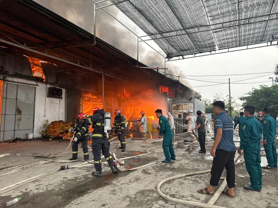 Nỗ lực dập tắt đám cháy tại xưởng kho bao bì sản xuất bánh kẹo Nỗ lực dập tắt đám cháy tại xưởng kho bao bì sản xuất bánh kẹo