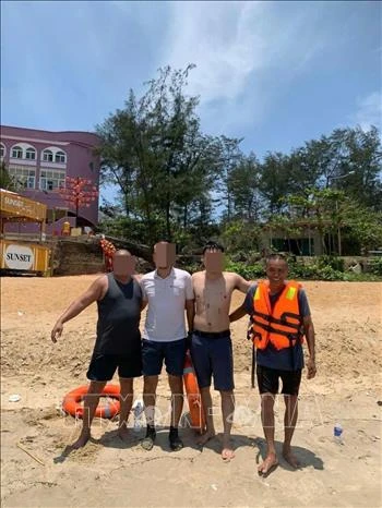 Nỗ lực giành giật sự sống cho 4 du khách bị sóng cuốn tại biển Cửa Tùng Nỗ lực giành giật sự sống cho 4 du khách bị sóng cuốn tại biển Cửa Tùng