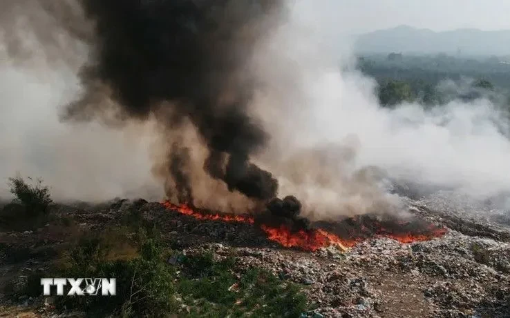 Nỗ lực khống chế đám cháy rừng và cháy bãi rác ở Lâm Đồng Nỗ lực khống chế đám cháy rừng và cháy bãi rác ở Lâm Đồng