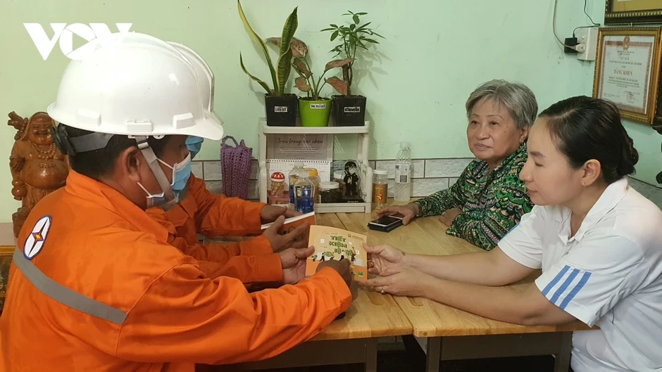 Nỗ lực tiết kiệm điện và làm điện mặt trời mái nhà để ứng phó nắng nóng Nỗ lực tiết kiệm điện và làm điện mặt trời mái nhà để ứng phó nắng nóng