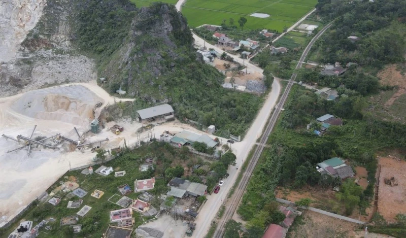 Nổ mìn khai thác đá làm nhiều hộ dân bị thủng mái nhà Nổ mìn khai thác đá làm nhiều hộ dân bị thủng mái nhà