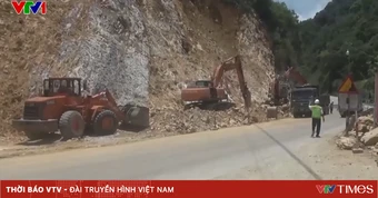 Nổ mìn phá đá, bạt mái taluy để phòng chống sạt lở trên Quốc lộ 6
