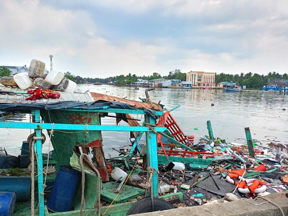 Nổ tàu cá khi bơm dầu tại An Giang, 5 người bị thương Nổ tàu cá khi bơm dầu tại An Giang, 5 người bị thương
