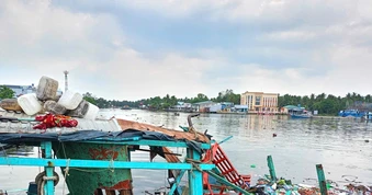 Nổ tàu cá khi bơm dầu tại An Giang, 5 người bị thương