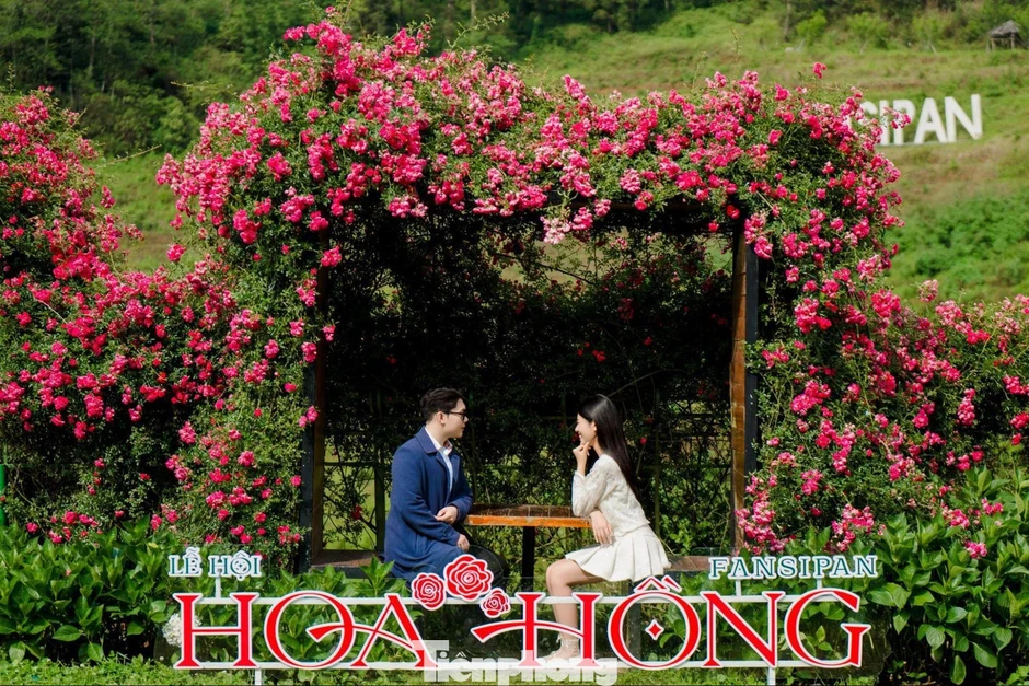 'Nóc nhà Đông Dương' rực đỏ Ngày Thống nhất non sông 'Nóc nhà Đông Dương' rực đỏ Ngày Thống nhất non sông