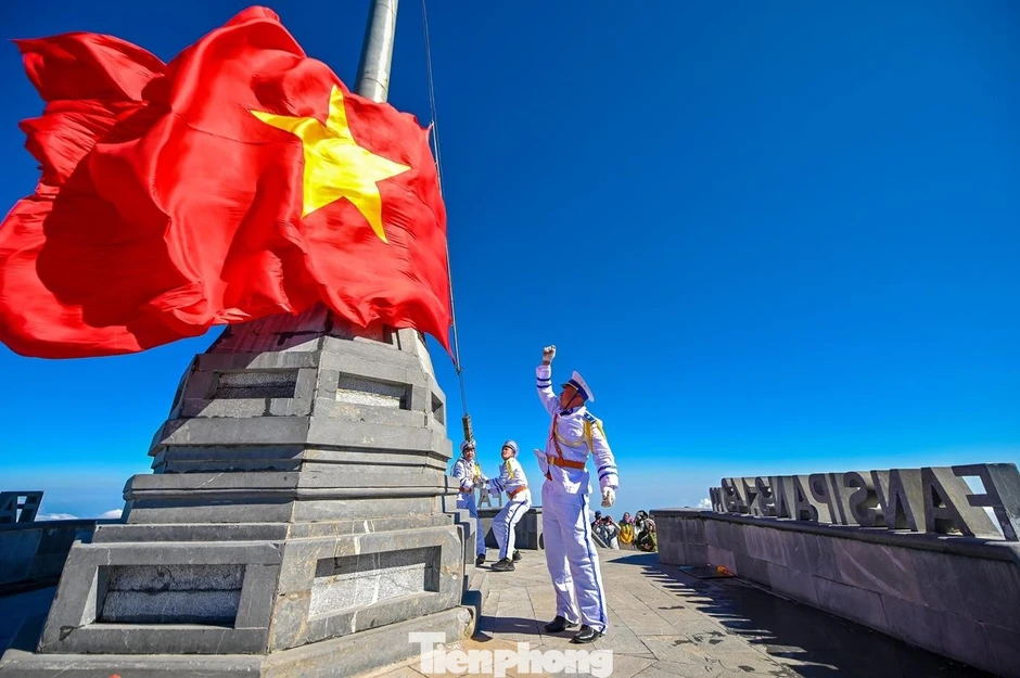 'Nóc nhà Đông Dương' rực đỏ Ngày Thống nhất non sông 'Nóc nhà Đông Dương' rực đỏ Ngày Thống nhất non sông