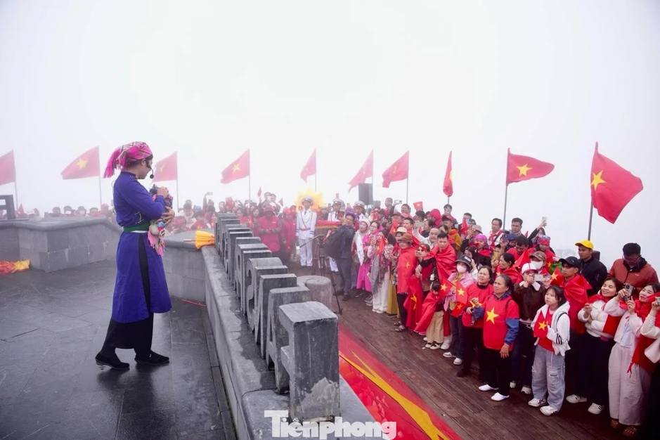 'Nóc nhà Đông Dương' rực đỏ Ngày Thống nhất non sông 'Nóc nhà Đông Dương' rực đỏ Ngày Thống nhất non sông