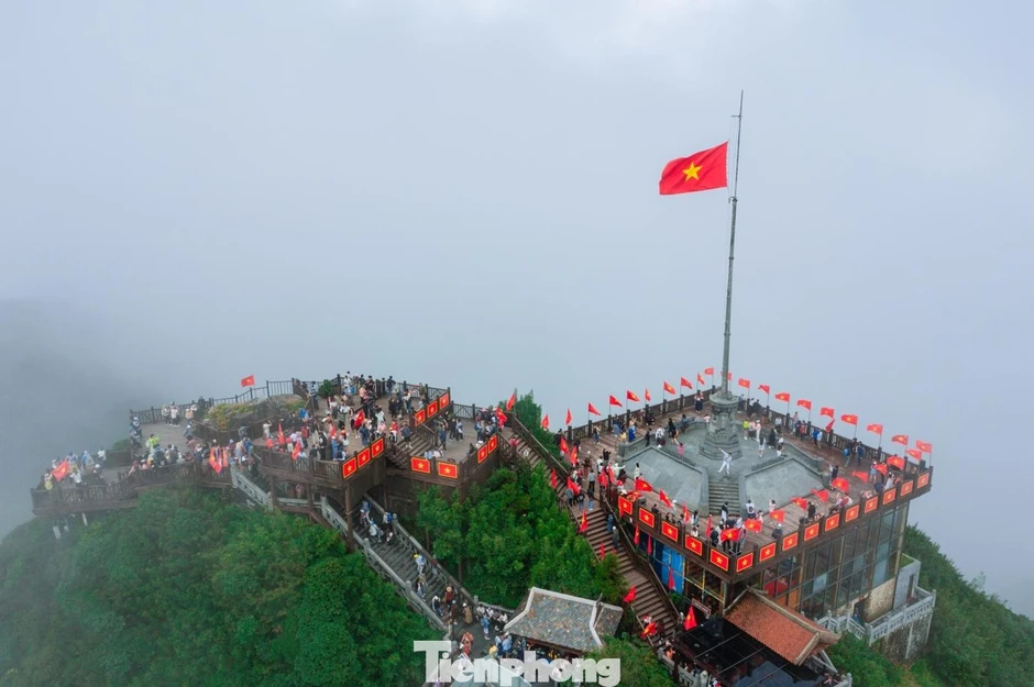 'Nóc nhà Đông Dương' rực đỏ Ngày Thống nhất non sông 'Nóc nhà Đông Dương' rực đỏ Ngày Thống nhất non sông