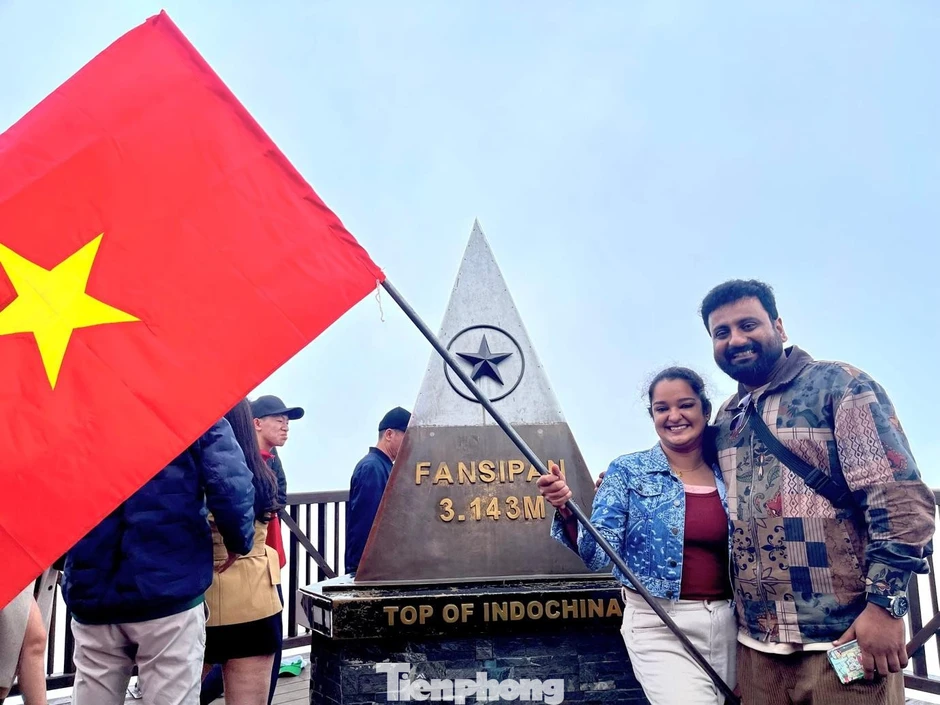 'Nóc nhà Đông Dương' rực đỏ Ngày Thống nhất non sông 'Nóc nhà Đông Dương' rực đỏ Ngày Thống nhất non sông