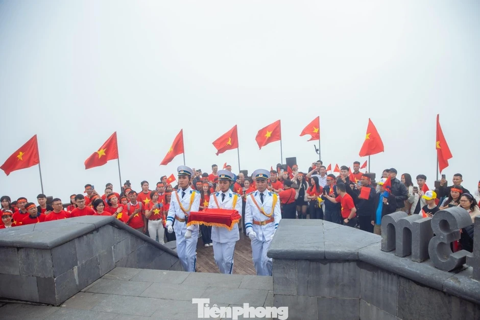 'Nóc nhà Đông Dương' rực đỏ Ngày Thống nhất non sông 'Nóc nhà Đông Dương' rực đỏ Ngày Thống nhất non sông