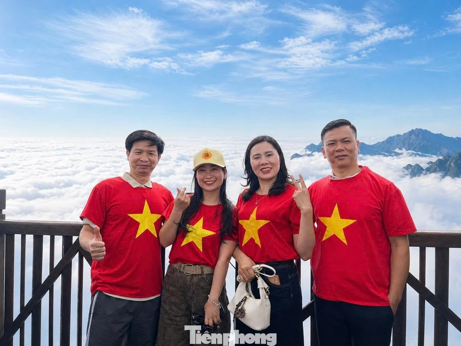 'Nóc nhà Đông Dương' rực đỏ Ngày Thống nhất non sông 'Nóc nhà Đông Dương' rực đỏ Ngày Thống nhất non sông