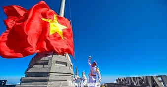 'Nóc nhà Đông Dương' rực đỏ Ngày Thống nhất non sông