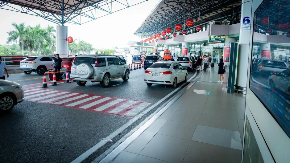 Nội Bài thông thoáng trong ngày đầu phân luồng mới Nội Bài thông thoáng trong ngày đầu phân luồng mới