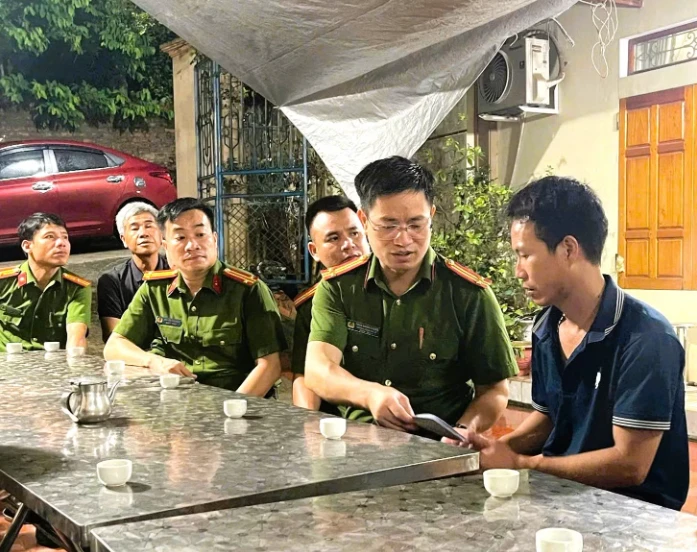 Nỗi đau tột cùng của cha mẹ sau vụ 5 học sinh đuối nước tử vong: "Sách vở còn ở đây mà con đã đi mất, đau xót quá" Nỗi đau tột cùng của cha mẹ sau vụ 5 học sinh đuối nước tử vong: "Sách vở còn ở đây mà con đã đi mất, đau xót quá"