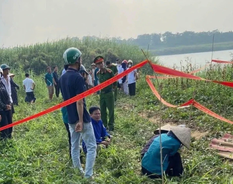 Nỗi đau tột cùng của cha mẹ sau vụ 5 học sinh đuối nước tử vong: "Sách vở còn ở đây mà con đã đi mất, đau xót quá" Nỗi đau tột cùng của cha mẹ sau vụ 5 học sinh đuối nước tử vong: "Sách vở còn ở đây mà con đã đi mất, đau xót quá"