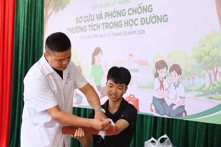 Nông dân hào hứng mang 'giỏ kỹ thuật' về nhà chăn nuôi Nông dân hào hứng mang 'giỏ kỹ thuật' về nhà chăn nuôi