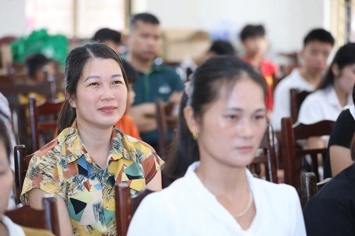 Nông dân hào hứng mang 'giỏ kỹ thuật' về nhà chăn nuôi Nông dân hào hứng mang 'giỏ kỹ thuật' về nhà chăn nuôi