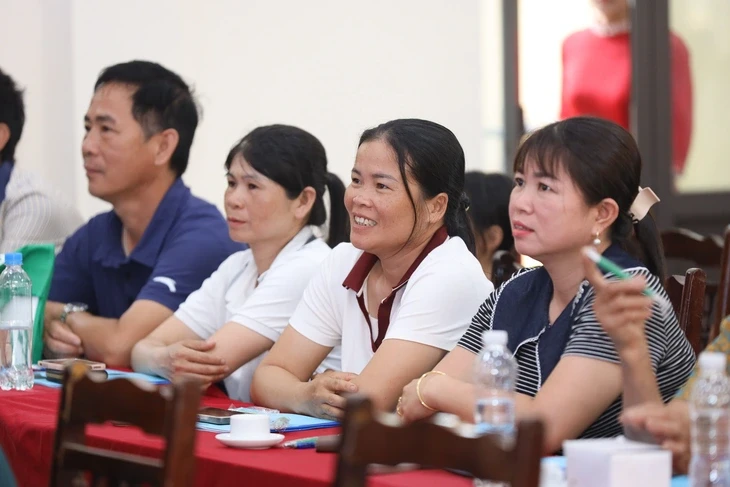 Nông dân hào hứng mang 'giỏ kỹ thuật' về nhà chăn nuôi Nông dân hào hứng mang 'giỏ kỹ thuật' về nhà chăn nuôi