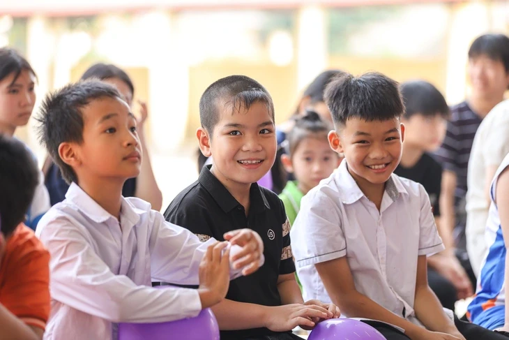 Nông dân hào hứng mang 'giỏ kỹ thuật' về nhà chăn nuôi Nông dân hào hứng mang 'giỏ kỹ thuật' về nhà chăn nuôi