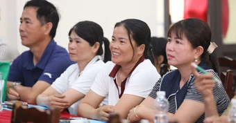 Nông dân hào hứng mang 'giỏ kỹ thuật' về nhà chăn nuôi