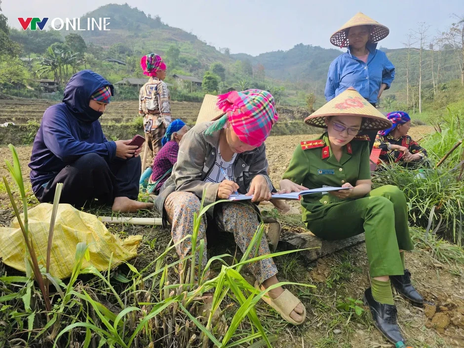 Nữ Công an vùng cao học Bác từ những việc làm gần dân Nữ Công an vùng cao học Bác từ những việc làm gần dân