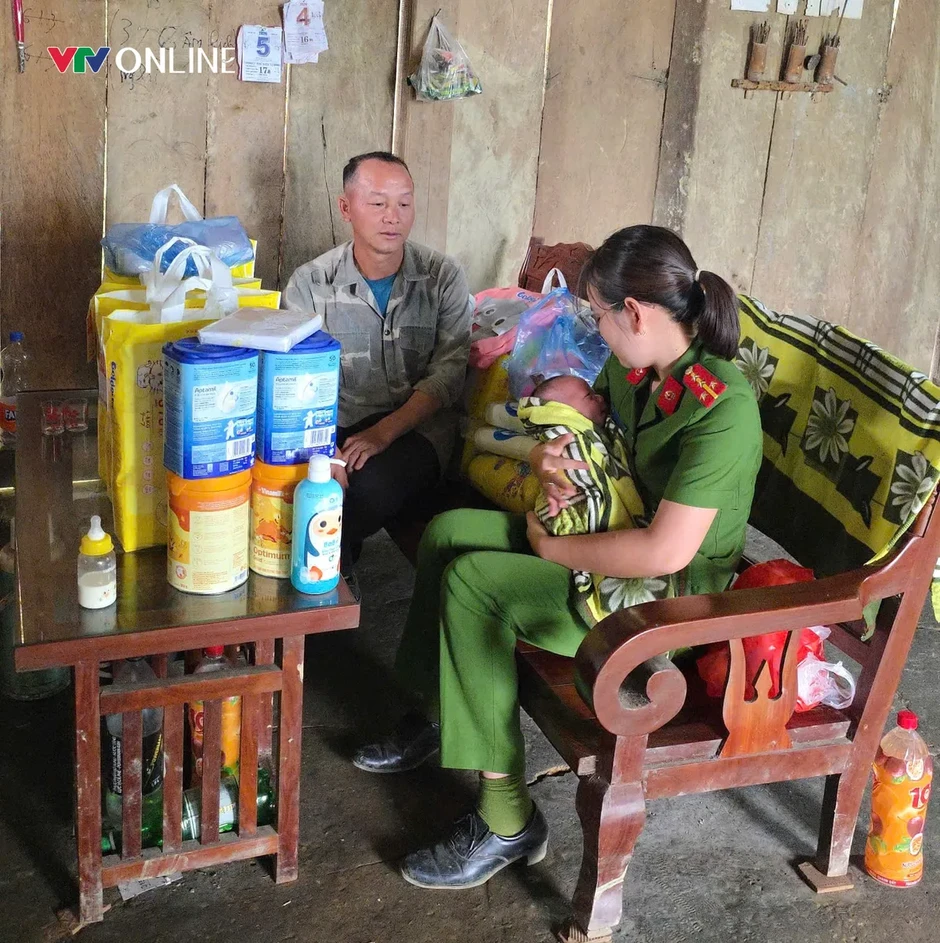 Nữ Công an vùng cao học Bác từ những việc làm gần dân Nữ Công an vùng cao học Bác từ những việc làm gần dân