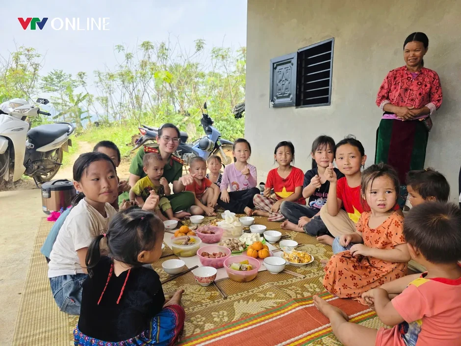 Nữ Công an vùng cao học Bác từ những việc làm gần dân Nữ Công an vùng cao học Bác từ những việc làm gần dân
