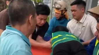 Nữ công nhân môi trường đô thị quên mình cứu người