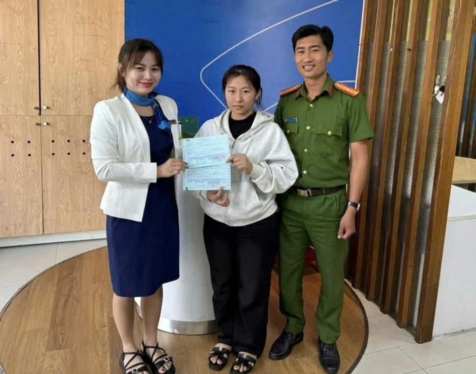 Nữ công nhân ở Quảng Ngãi trả lại 550 triệu đồng do người khác chuyển nhầm Nữ công nhân ở Quảng Ngãi trả lại 550 triệu đồng do người khác chuyển nhầm