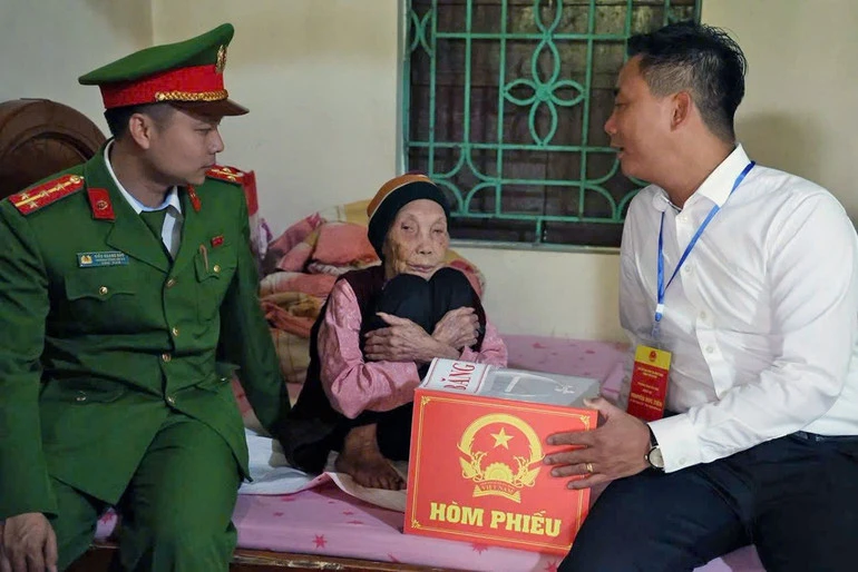 Nữ cử tri 100 tuổi ở xã đảo duy nhất của Thủ đô tham gia bỏ phiếu Nữ cử tri 100 tuổi ở xã đảo duy nhất của Thủ đô tham gia bỏ phiếu
