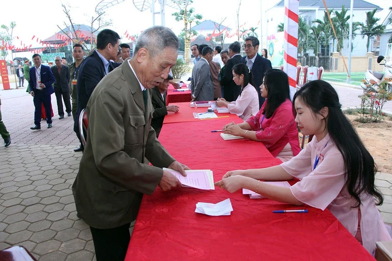 Nữ cử tri 100 tuổi ở xã đảo duy nhất của Thủ đô tham gia bỏ phiếu Nữ cử tri 100 tuổi ở xã đảo duy nhất của Thủ đô tham gia bỏ phiếu