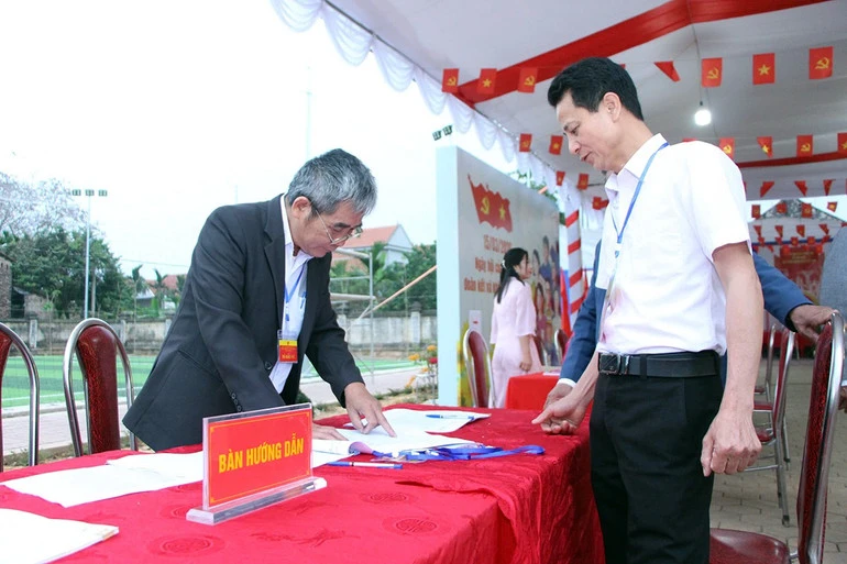 Nữ cử tri 100 tuổi ở xã đảo duy nhất của Thủ đô tham gia bỏ phiếu Nữ cử tri 100 tuổi ở xã đảo duy nhất của Thủ đô tham gia bỏ phiếu