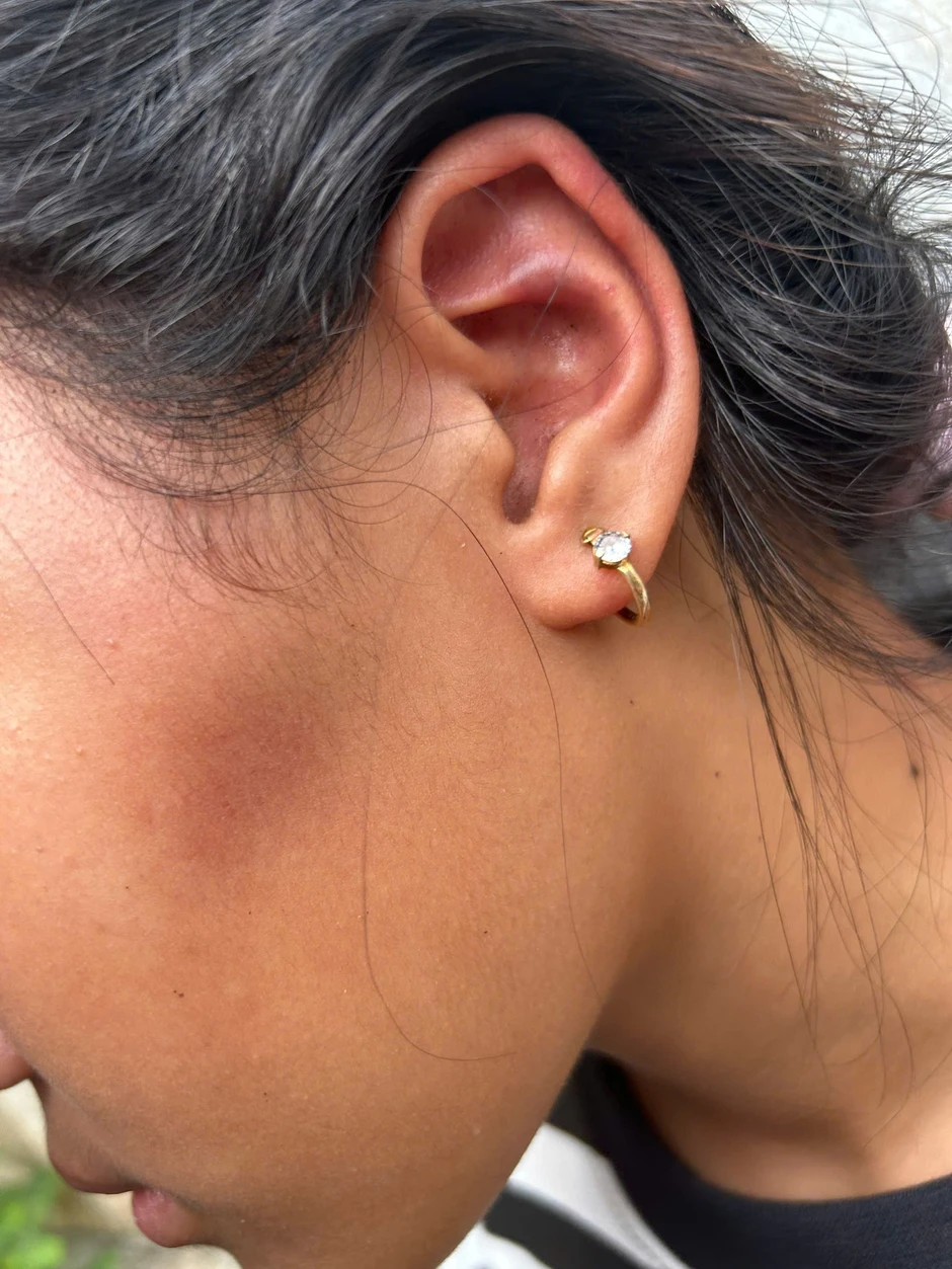 Nữ sinh lớp 6 bị đánh hội đồng, bắt quỳ dưới nắng, lau chân Nữ sinh lớp 6 bị đánh hội đồng, bắt quỳ dưới nắng, lau chân