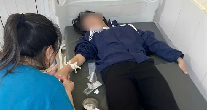 Nữ sinh lớp 7 nguy kịch sau khi uống thuốc trừ sâu do áp lực từ bạn bè Nữ sinh lớp 7 nguy kịch sau khi uống thuốc trừ sâu do áp lực từ bạn bè