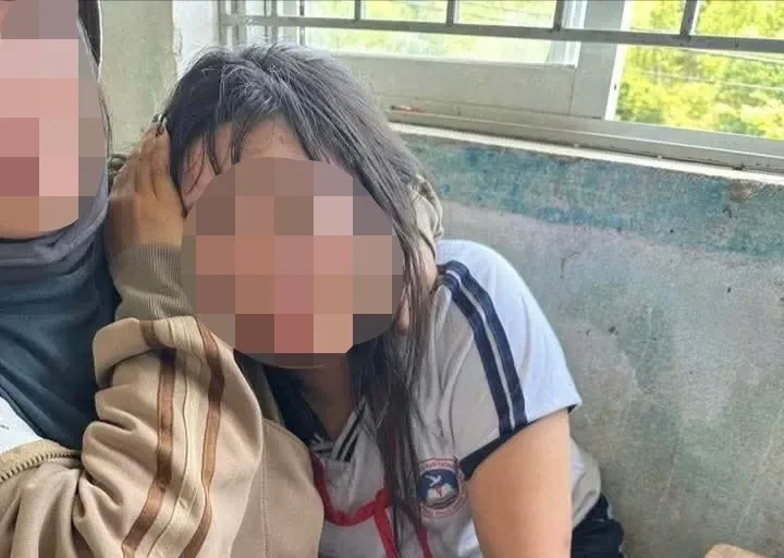 Nữ sinh lớp 7 ở Quảng Ngãi bị nhóm nam sinh đánh hội đồng Nữ sinh lớp 7 ở Quảng Ngãi bị nhóm nam sinh đánh hội đồng