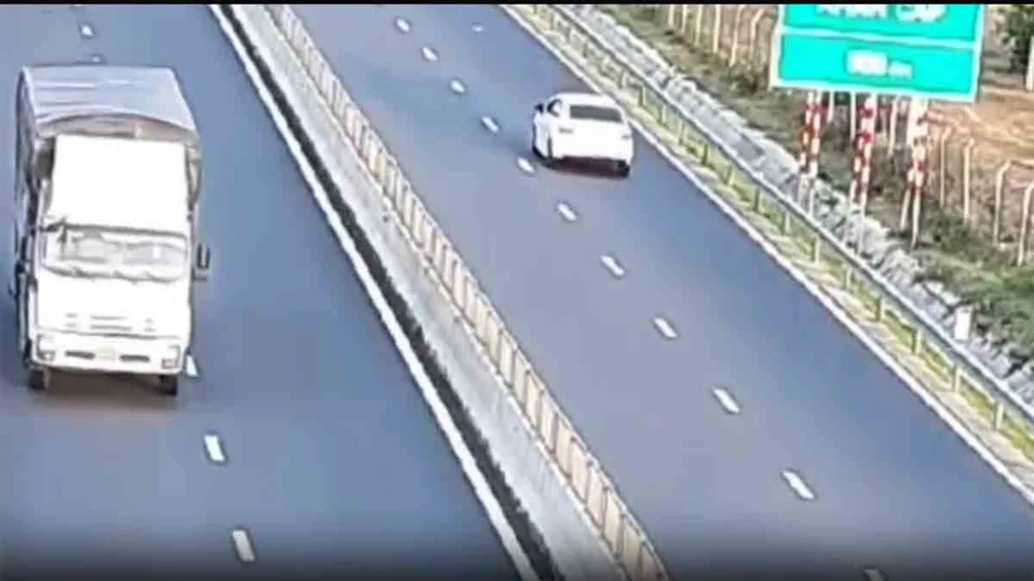 Nữ tài xế bị phạt 35 triệu đồng lỗi lùi xe trên cao tốc Vĩnh Hảo - Phan Thiết Nữ tài xế bị phạt 35 triệu đồng lỗi lùi xe trên cao tốc Vĩnh Hảo - Phan Thiết
