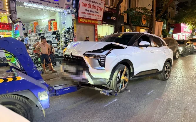 Nữ tài xế điều khiển ô tô gây tai nạn liên hoàn trên phố Doãn Kế Thiện Nữ tài xế điều khiển ô tô gây tai nạn liên hoàn trên phố Doãn Kế Thiện