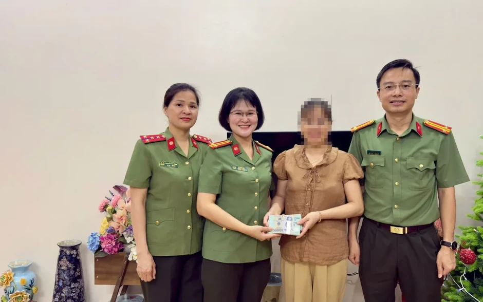 Nữ Trung tá Công an Thanh Hóa trả lại 100 triệu đồng cho người chuyển khoản nhầm Nữ Trung tá Công an Thanh Hóa trả lại 100 triệu đồng cho người chuyển khoản nhầm
