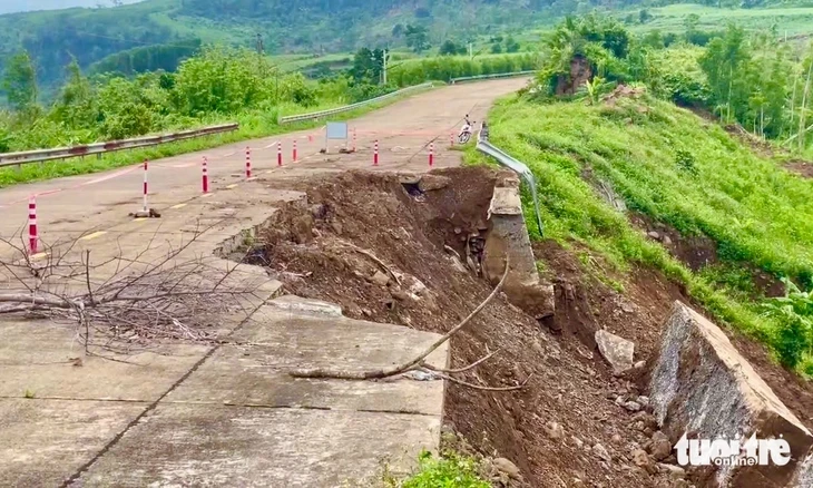 Nửa năm sau lũ lịch sử, nhiều cầu đường ở đông Đắk Lắk vẫn chưa được sửa Nửa năm sau lũ lịch sử, nhiều cầu đường ở đông Đắk Lắk vẫn chưa được sửa