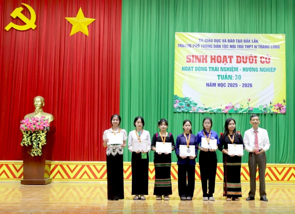Nửa thế kỷ “ươm mầm" cán bộ từ mái trường THPT Dân tộc nội trú N’ Trang Lơng Nửa thế kỷ “ươm mầm" cán bộ từ mái trường THPT Dân tộc nội trú N’ Trang Lơng