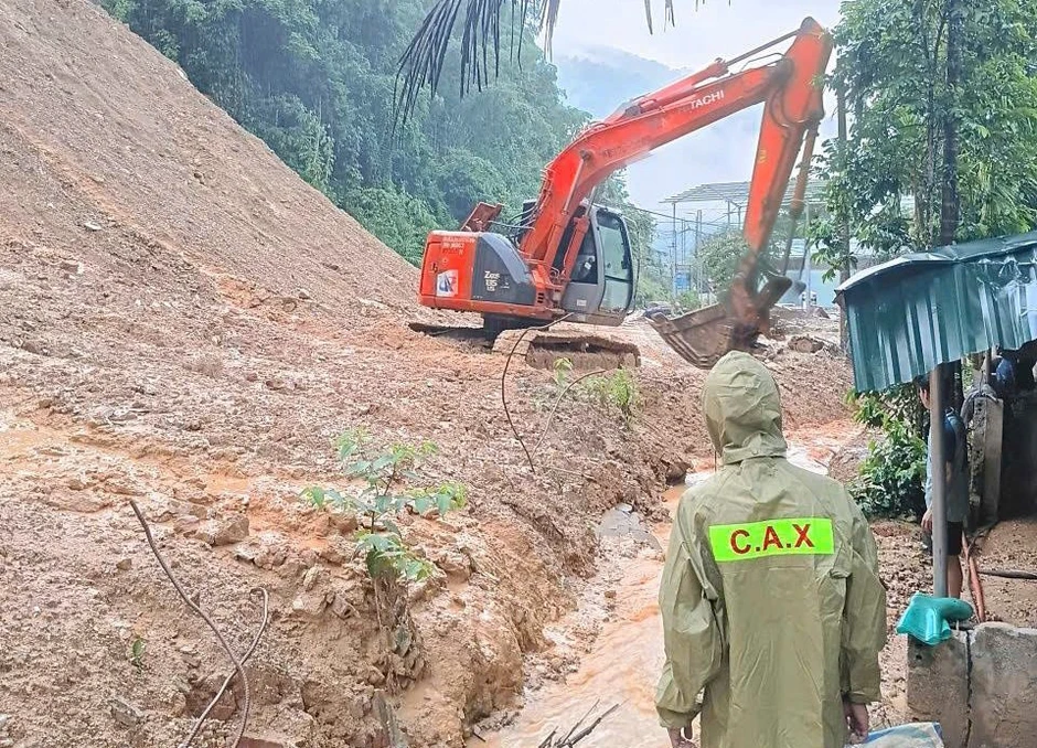 Núi nứt sau mưa lớn, nhiều hộ dân Thanh Hóa phải di dời khẩn cấp Núi nứt sau mưa lớn, nhiều hộ dân Thanh Hóa phải di dời khẩn cấp