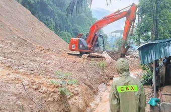 Núi nứt sau mưa lớn, nhiều hộ dân Thanh Hóa phải di dời khẩn cấp