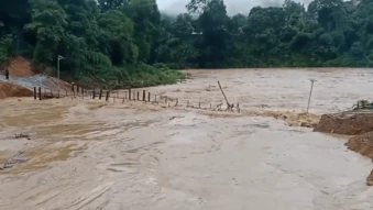 Nước lũ cuốn trôi cầu tạm ở Nghệ An, đường vào bản bị chia cắt