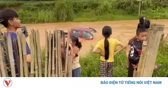 Nước lũ dâng nhanh, cuốn trôi 1 ô tô ở Sơn La