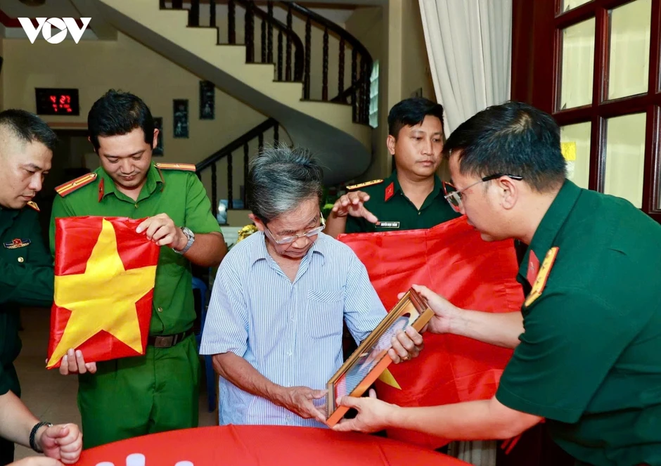 Nước mắt người em 81 tuổi khi nhận di ảnh 2 người anh liệt sĩ Nước mắt người em 81 tuổi khi nhận di ảnh 2 người anh liệt sĩ