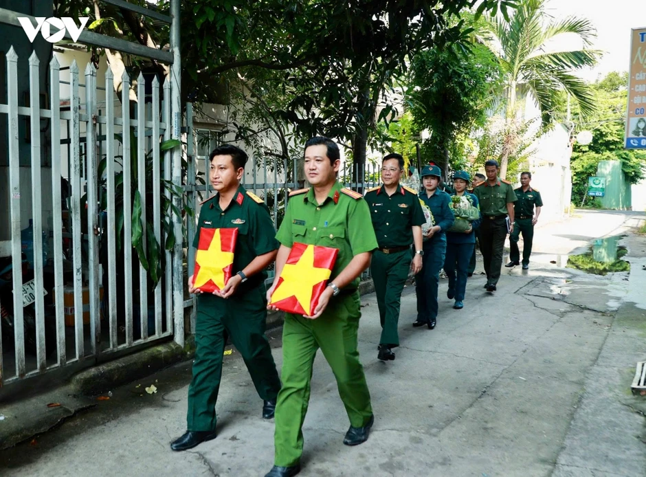 Nước mắt người em 81 tuổi khi nhận di ảnh 2 người anh liệt sĩ Nước mắt người em 81 tuổi khi nhận di ảnh 2 người anh liệt sĩ