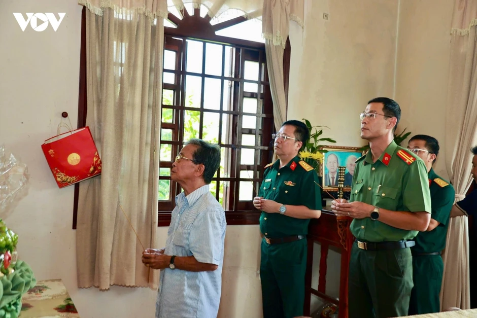 Nước mắt người em 81 tuổi khi nhận di ảnh 2 người anh liệt sĩ Nước mắt người em 81 tuổi khi nhận di ảnh 2 người anh liệt sĩ