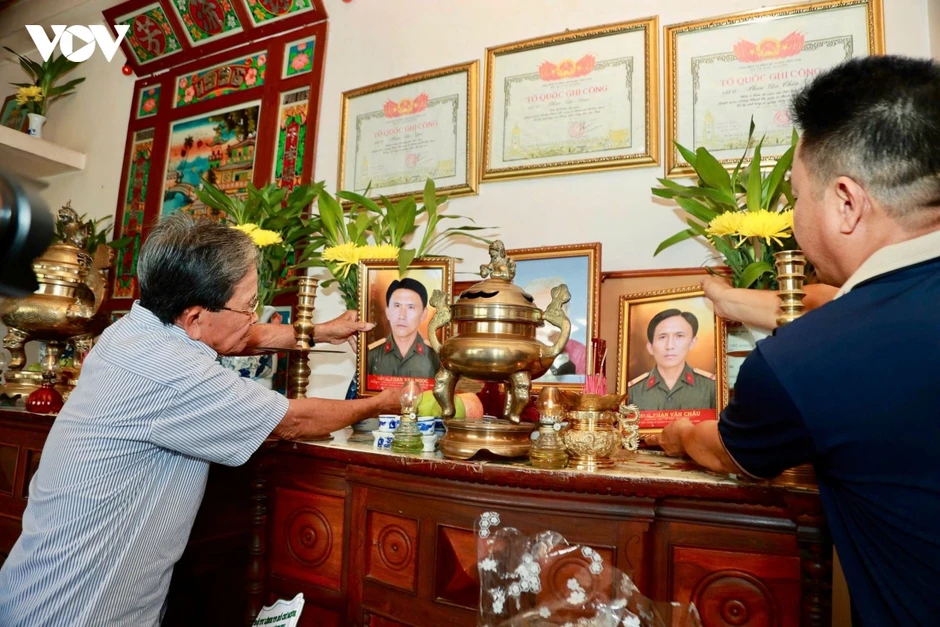 Nước mắt người em 81 tuổi khi nhận di ảnh 2 người anh liệt sĩ Nước mắt người em 81 tuổi khi nhận di ảnh 2 người anh liệt sĩ