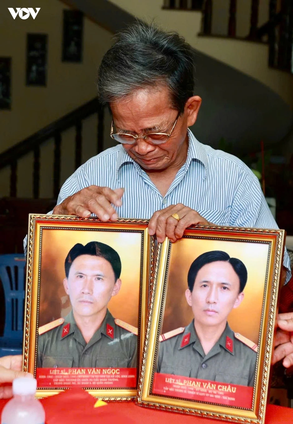Nước mắt người em 81 tuổi khi nhận di ảnh 2 người anh liệt sĩ Nước mắt người em 81 tuổi khi nhận di ảnh 2 người anh liệt sĩ