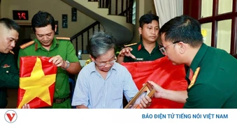 Nước mắt người em 81 tuổi khi nhận di ảnh 2 người anh liệt sĩ
